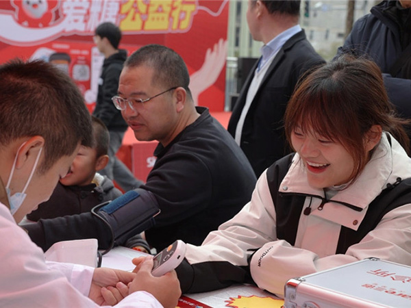 “小紅車(chē)”溫暖社區(qū)居民，愛(ài)糖公益行助力回歸健康生活